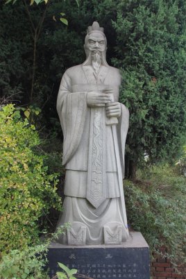 在军事方面，吴王阖闾采取了哪些举措？