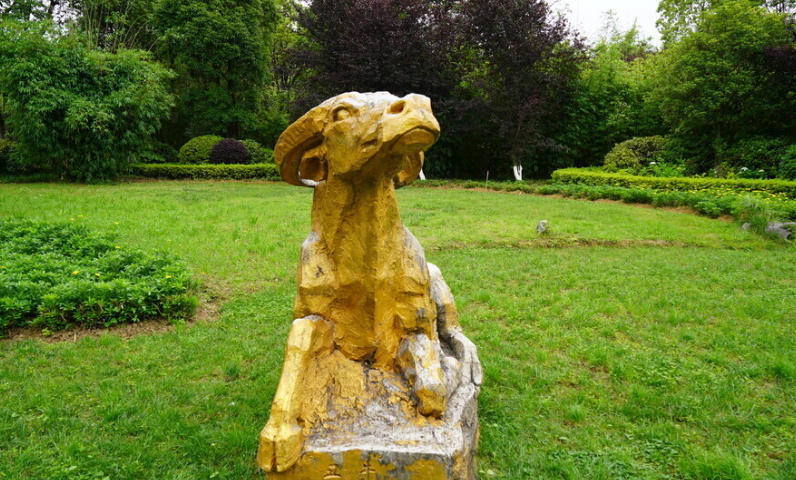 连蹦带跳，憨态可掬。中有孤丛色似霜打猜指什么生肖，准确解读词语释义